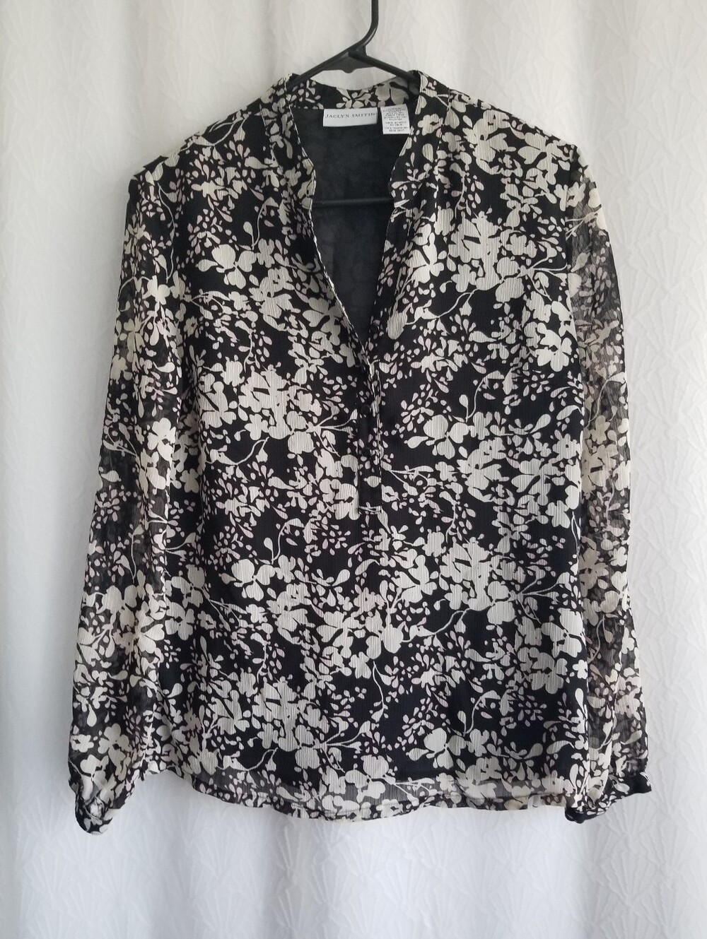 Jaclyn Smith Black and White Floral V-Neck Blouse Small